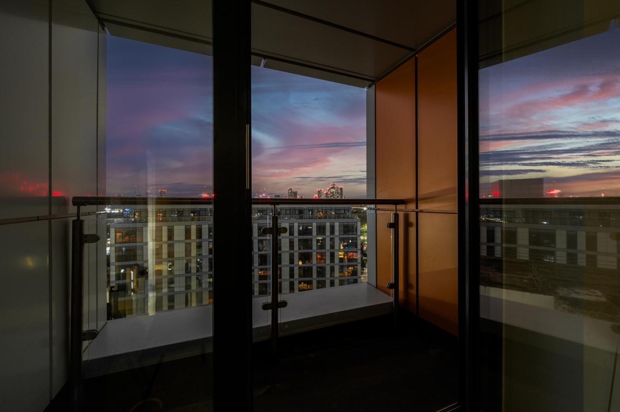 Stylish & Spacious Salford Quays One Bedroom High Floor Apartment With Balcony Манчестер Экстерьер фото