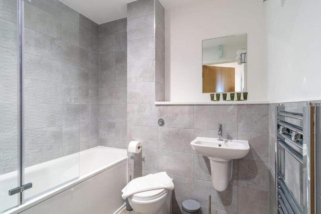 Stylish & Spacious Salford Quays One Bedroom High Floor Apartment With Balcony Манчестер Экстерьер фото