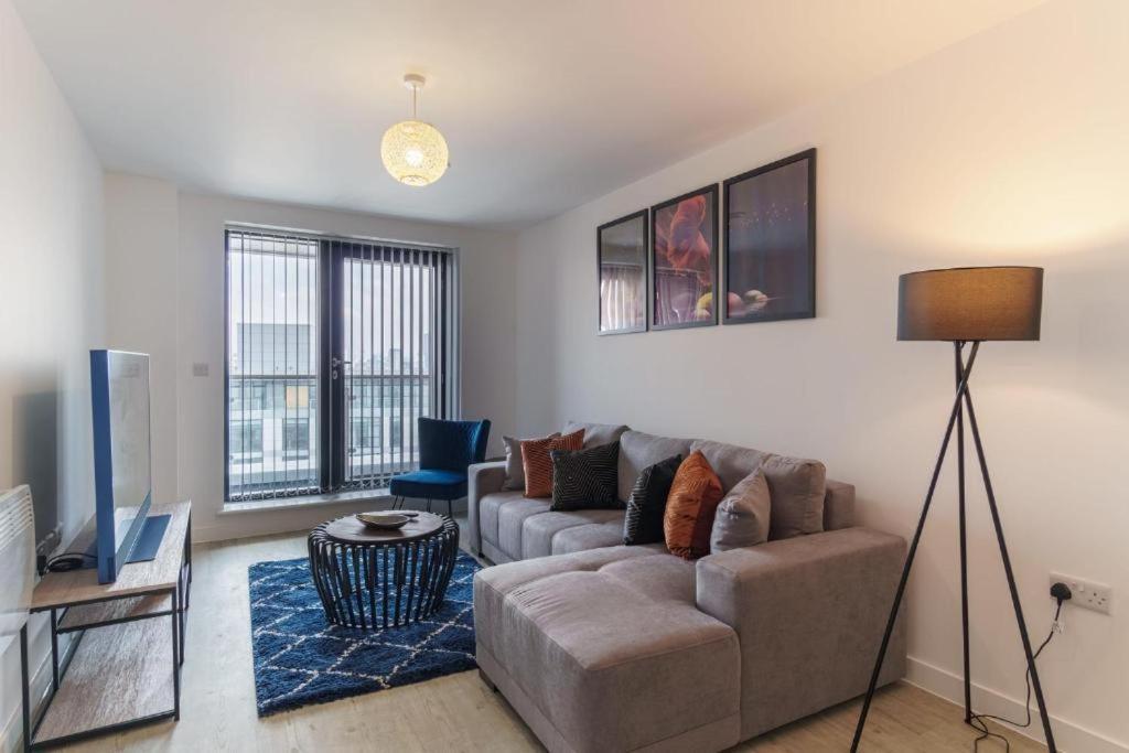 Stylish & Spacious Salford Quays One Bedroom High Floor Apartment With Balcony Манчестер Экстерьер фото